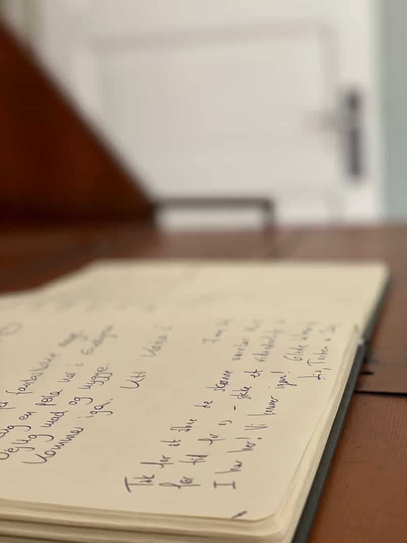 Hotel Kysten Gæstebog med håndskrevne hilsner fra gæster