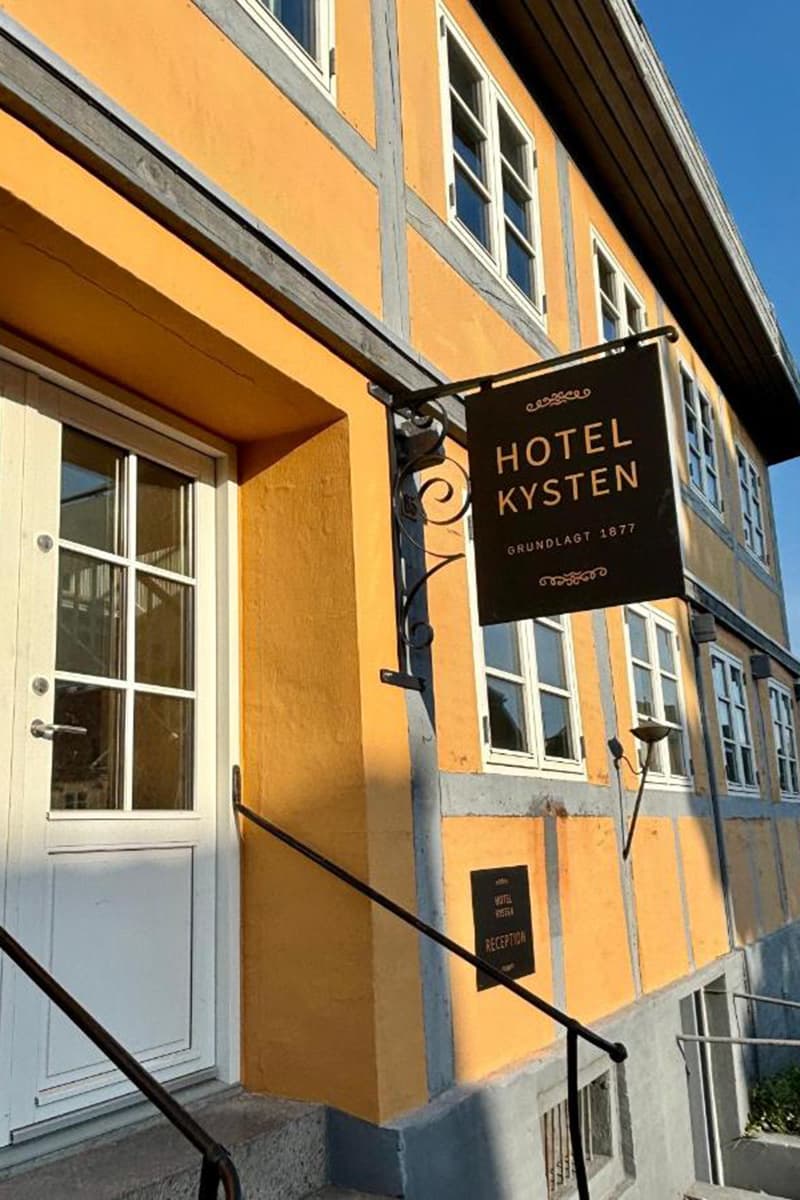 Indgang til Kysten restaurant Bornholm i det gule bindingsværkhus