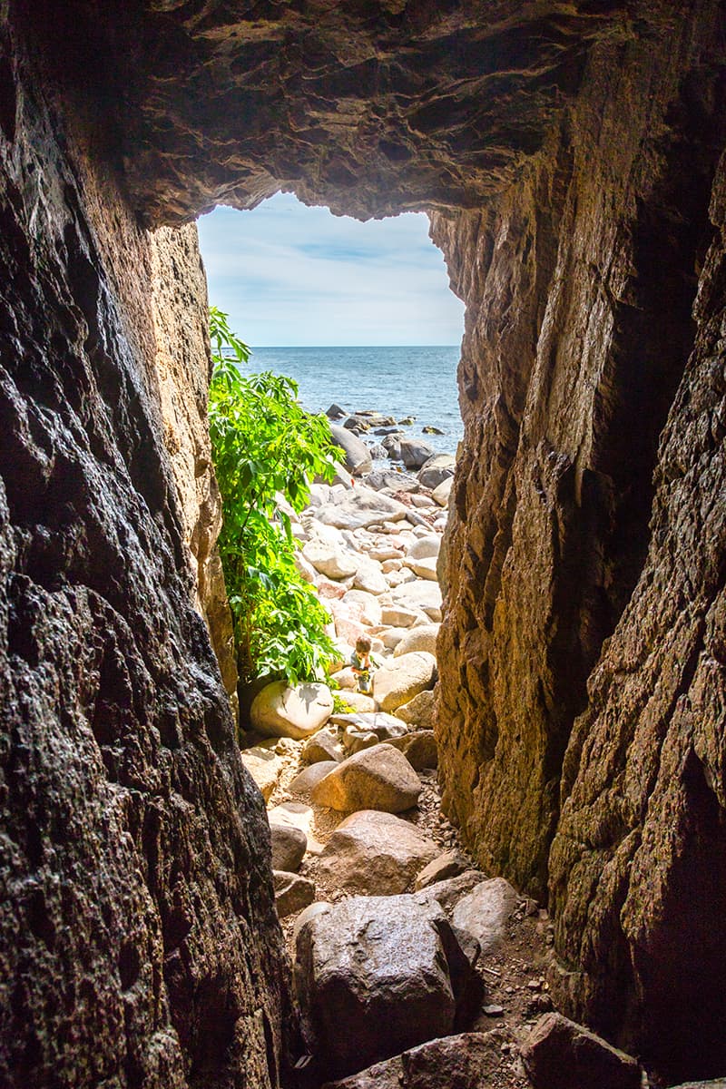 Jons Kapel klippehule og udsigten til vandet udenfor hulen