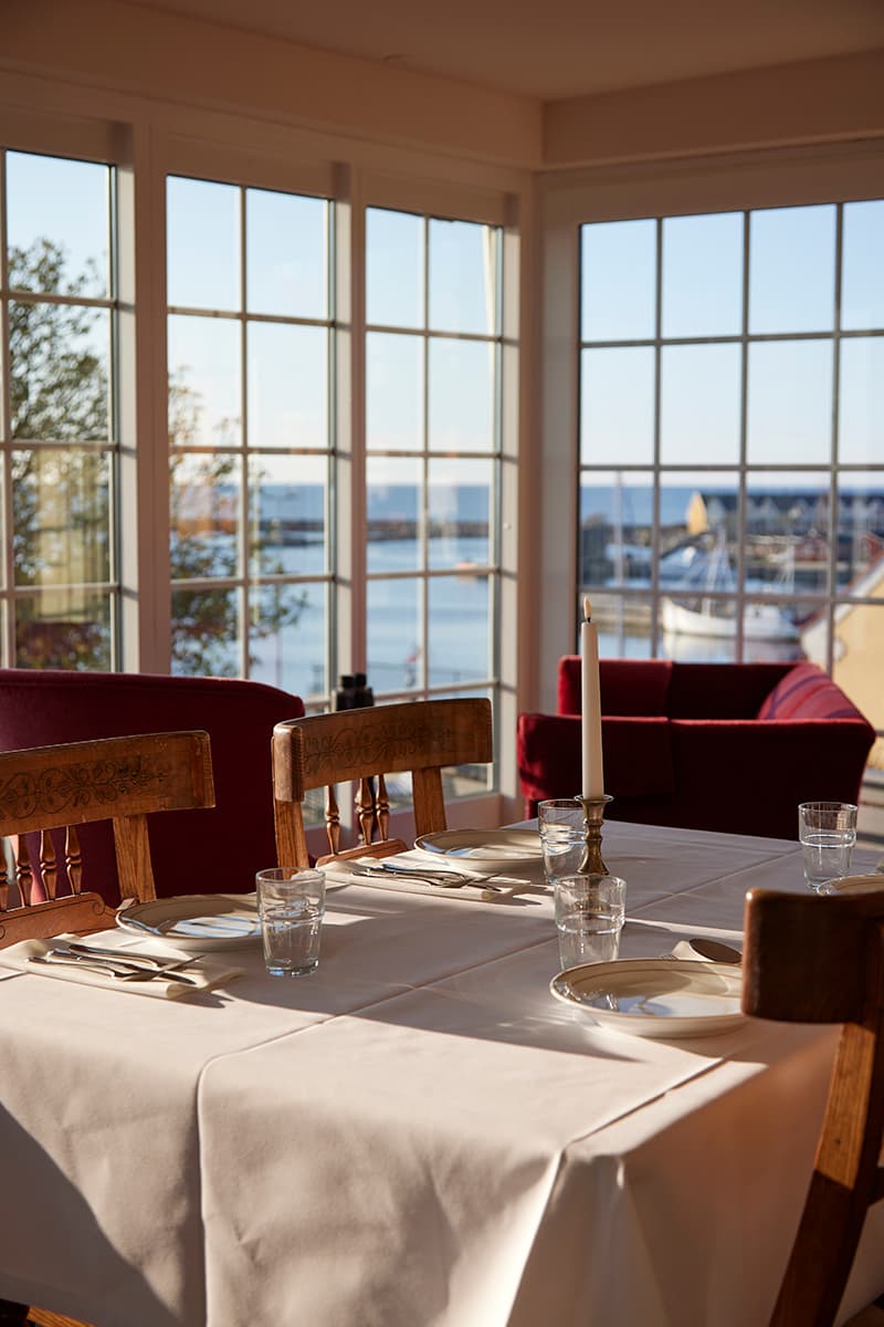 Kysten Restaurant Bornholm med panoramaudsigt gennem døre og vinduer