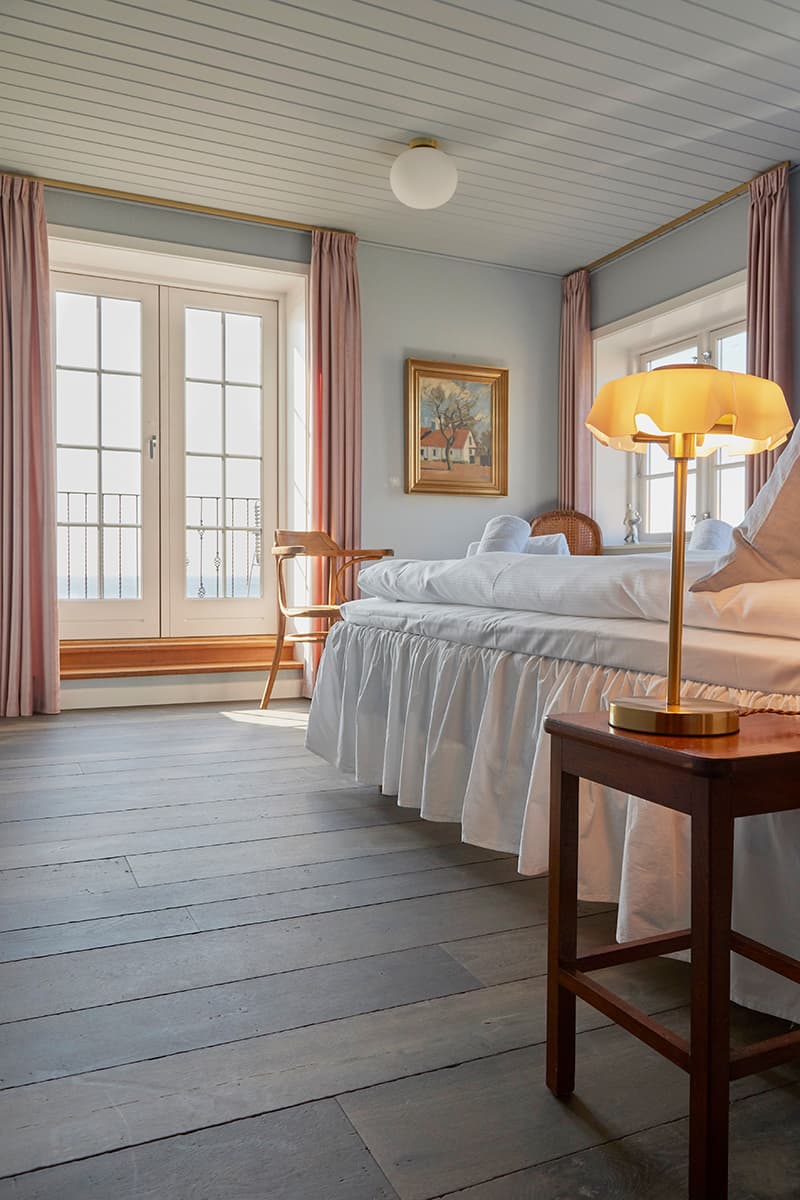 Hotel på Bornholm dobbeltværelse indrettet med antikke møbler