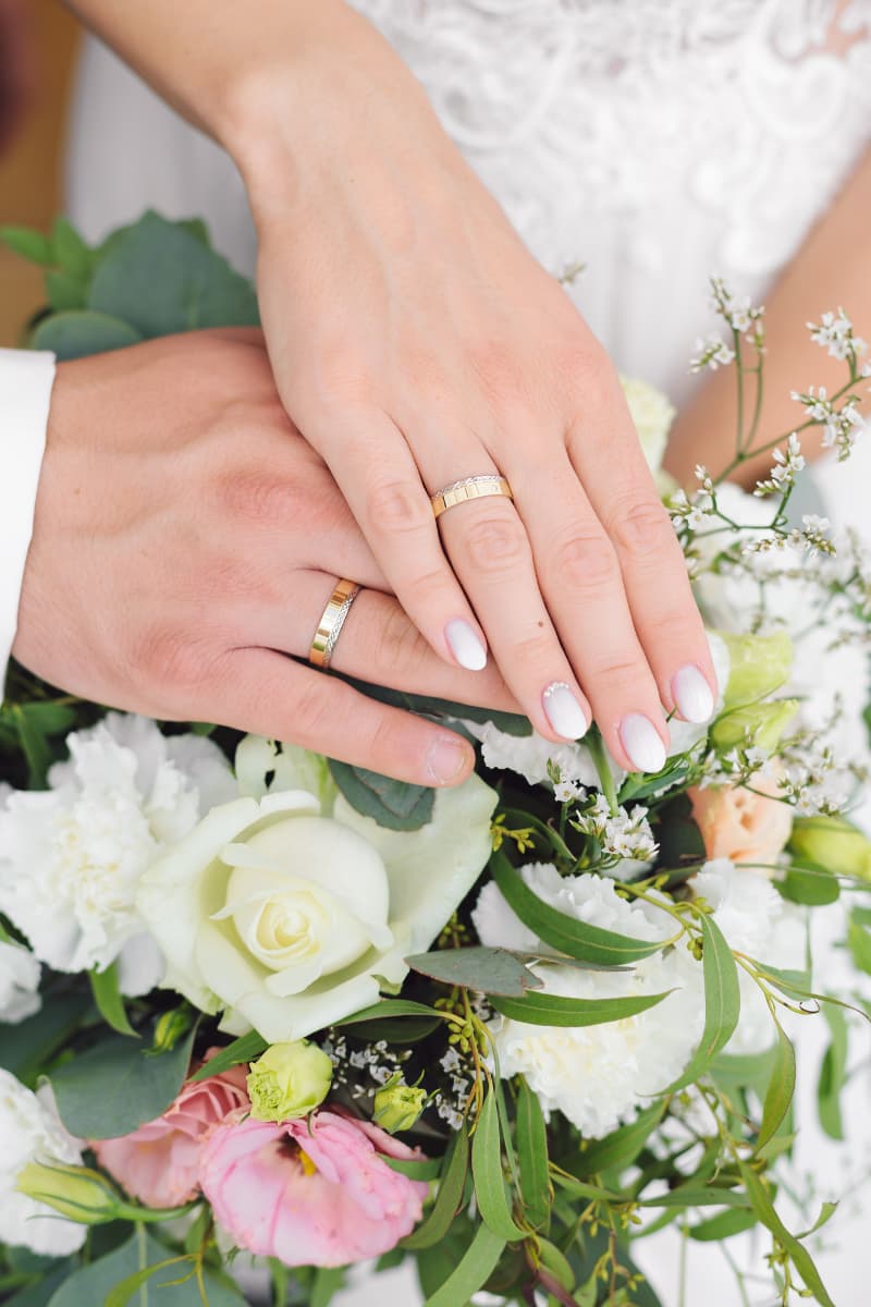 Bryllup på Bornholm brudebuket og hænder med ringe